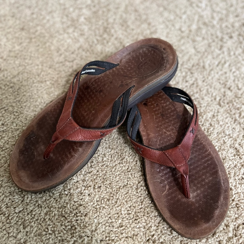 Womens Chaco leather flip flops sandals size 9.5